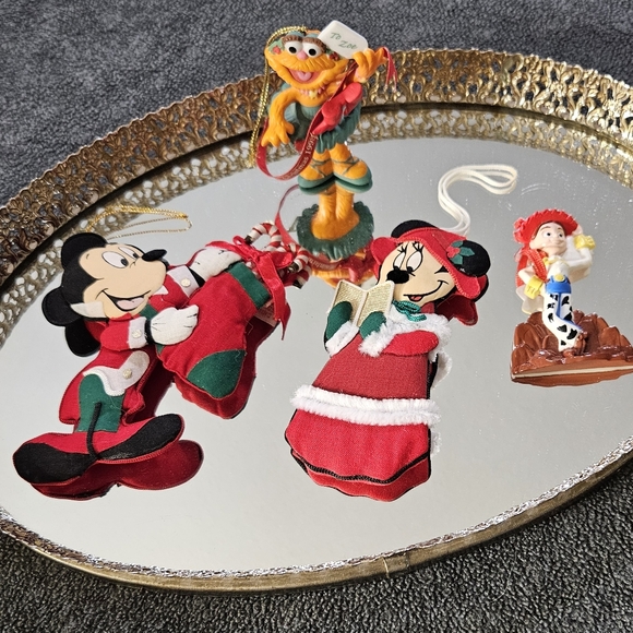 It's A Disney Christmas Featuing Mickey, Minne, Zoe, And Jesse - Picture 1 of 11